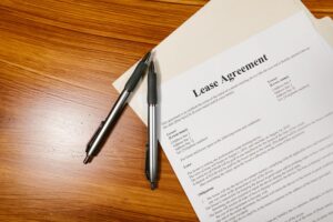 month-to-month vs fixed-term lease